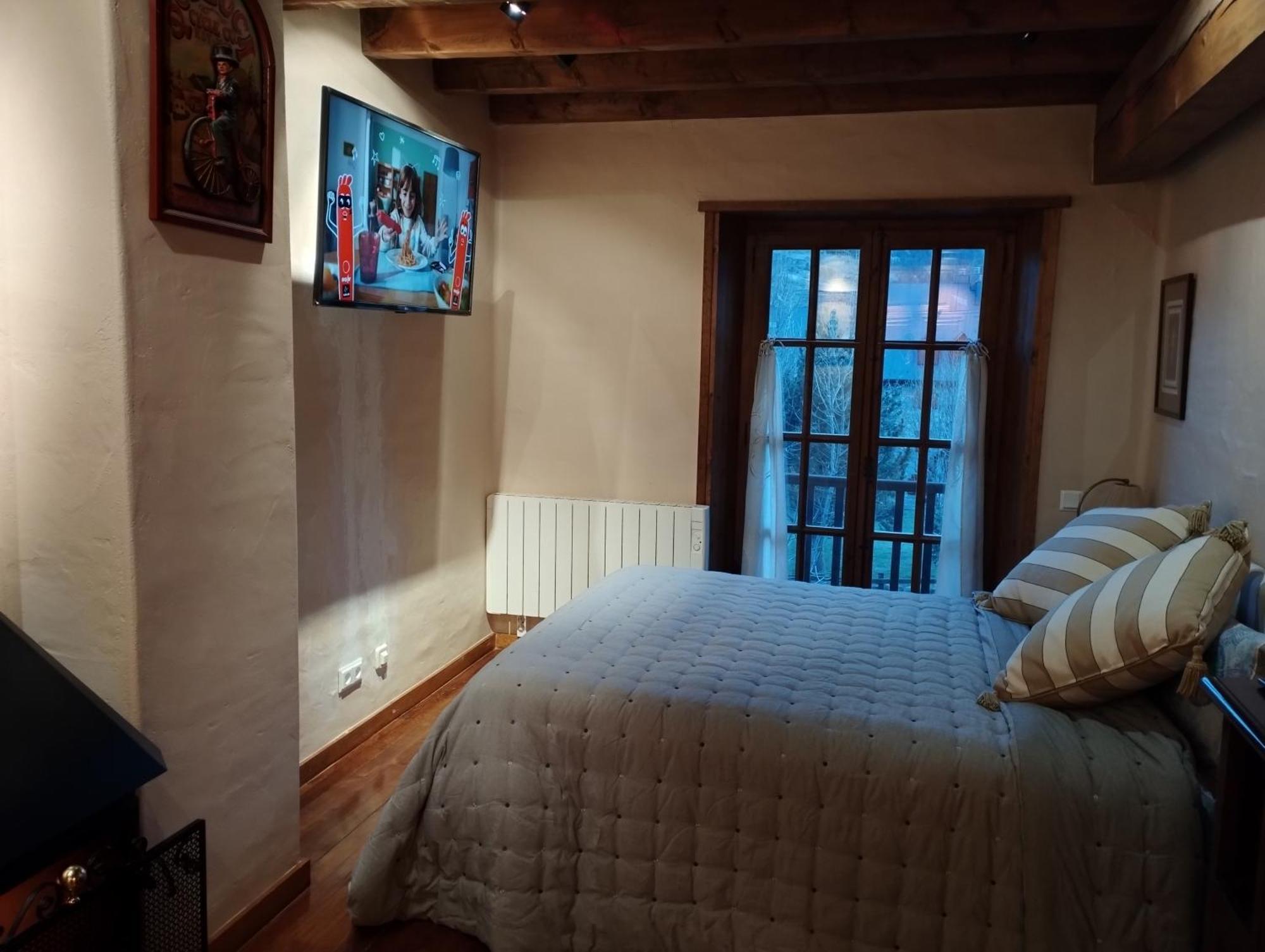 Esqui, Aigueestortes Y Boi-Tauell A Tus Pies En Ebrehogar Pla de l'Ermita Esterno foto